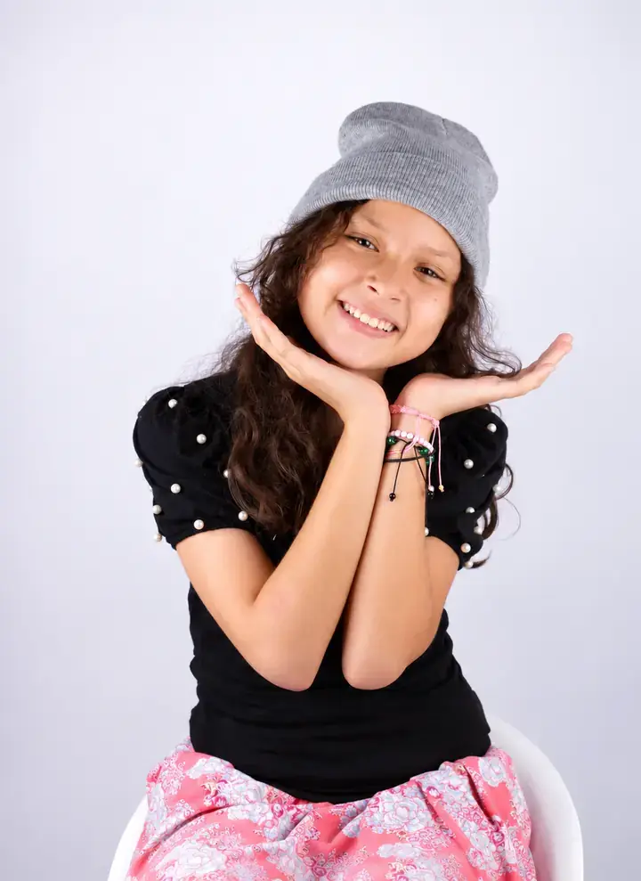 Niña sonriendo en Metanoia Clínica Dental