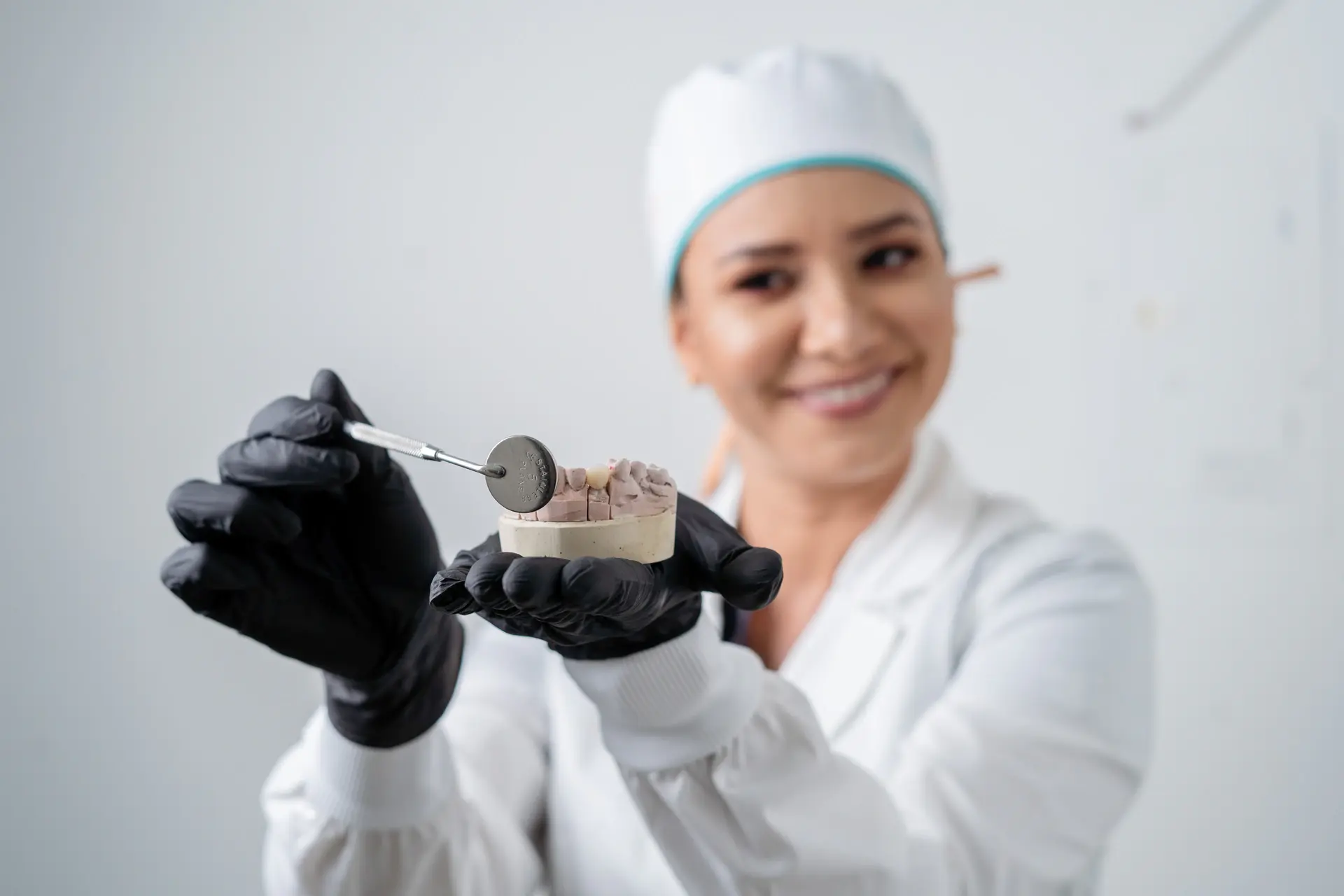 Dra. Edenis Muñiz mostrando un modelo dental